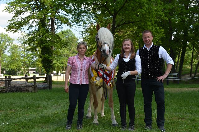 2. Bundesreservesiegerin 2019 Ariane mit Maria, Julia und Primož 