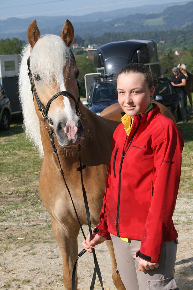 Fenja mit anna Maria bei der Stutbuchaufnahme 2016 (002)