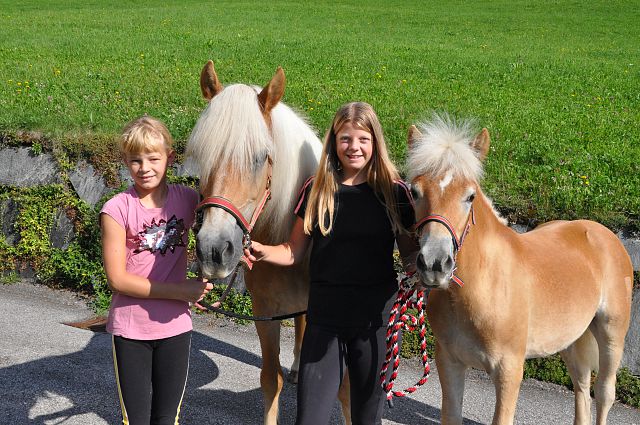 Hilea mit HIGHLAND und den neuen Besitzern Franziska und Antonia